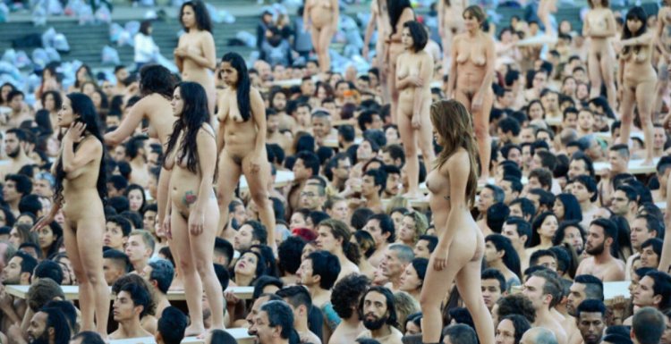 Spencer tunick naked people на съемках